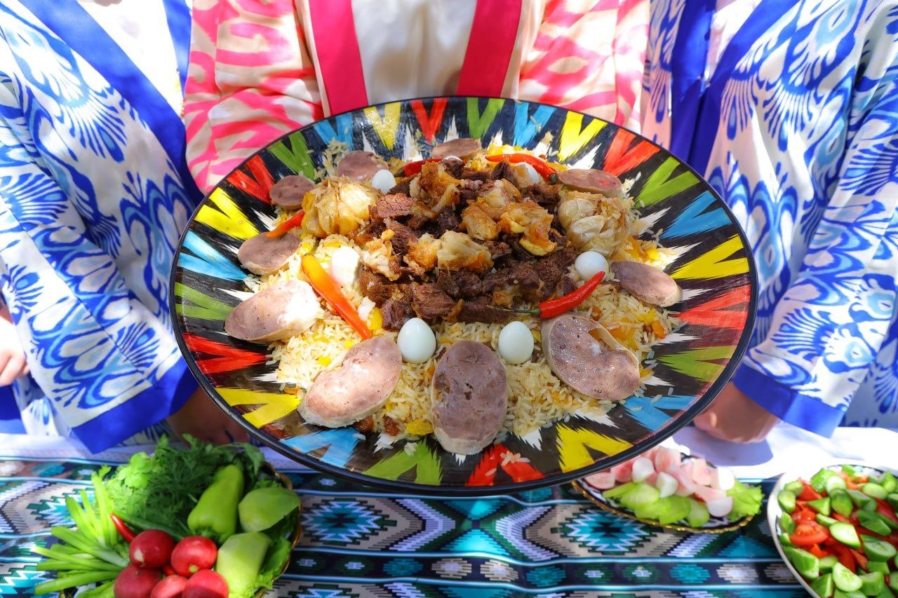 В УРГЕНЧСКОМ ГОСУДАРСТВЕННОМ ПЕДАГОГИЧЕСКОМ ИНСТИТУТЕ В РАМКАХ ФЕСТИВАЛЯ «СТУДЕНЧЕСКАЯ ВЕСНА – 2026» БЫЛ ОРГАНИЗОВАН ЧЕМПИОНАТ ПО ПРИГОТОВЛЕНИЮ ПЛОВА.