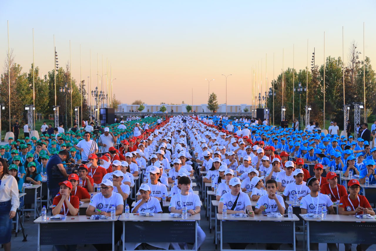 AT THIS VERY MOMENT, IN THE “NEW UZBEKISTAN” PARK, 2,000 YOUNG ENGINEERS ARE SIMULTANEOUSLY ASSEMBLING 2,000 SMALL ROBOTS, WITH AN OPENING CEREMONY TAKING PLACE FOR ENTERING THE “GUINNESS WORLD RECORDS”!
