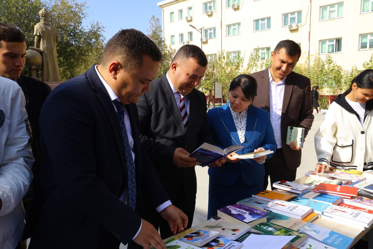 В УрГПИ БЫЛА ОРГАНИЗОВАНА КНИЖНАЯ ЯРМАРКА.