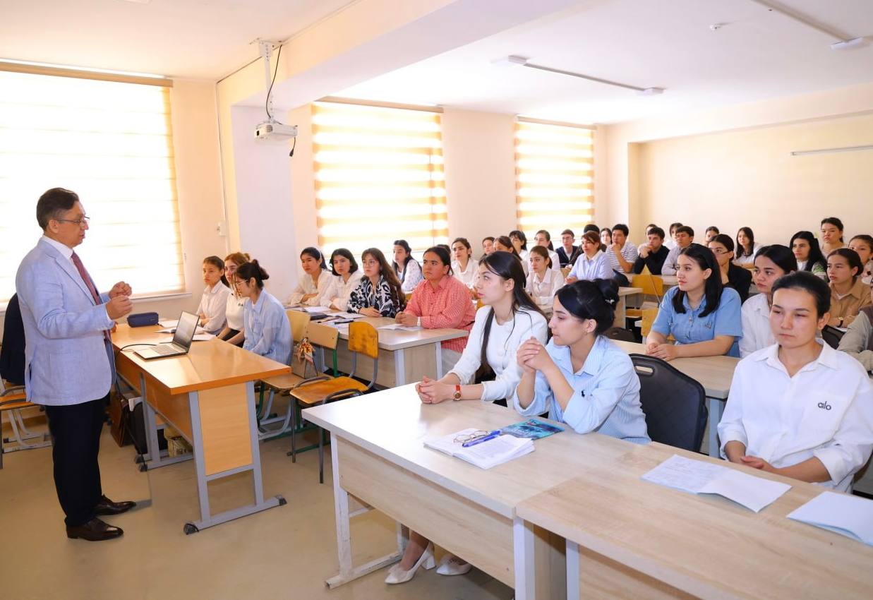 UrDPI TALABALARIGA QOZOG‘ISTONLIK PROFESSOR DARS O‘TMOQDA