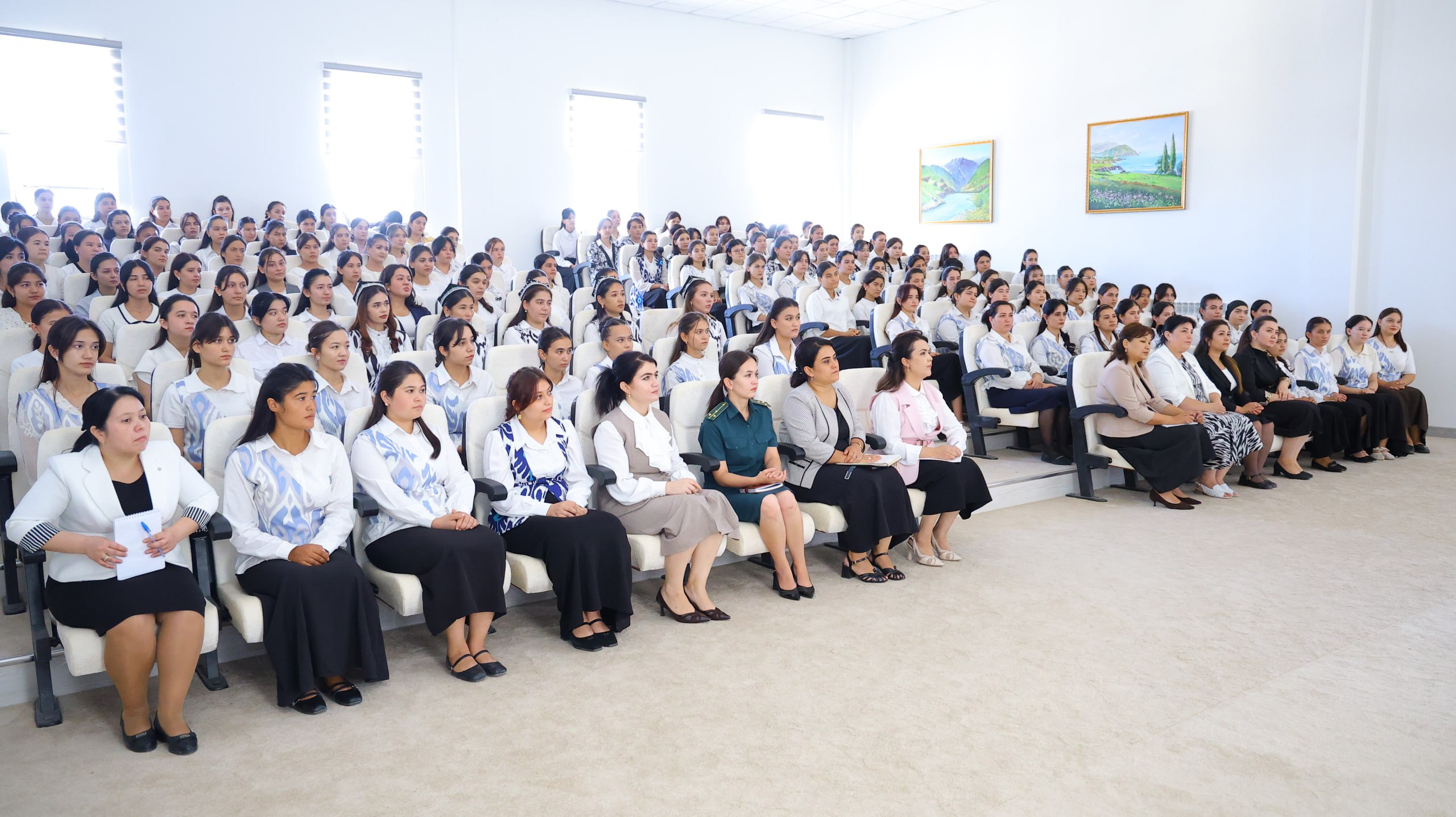 AYNI DAQIQALARDA URGANCH DAVLAT PEDAGOGIKA INSTITUTIDA RAHBAR VA YOSHLAR UCHRASHUVI BO‘LIB O‘TMOQDA