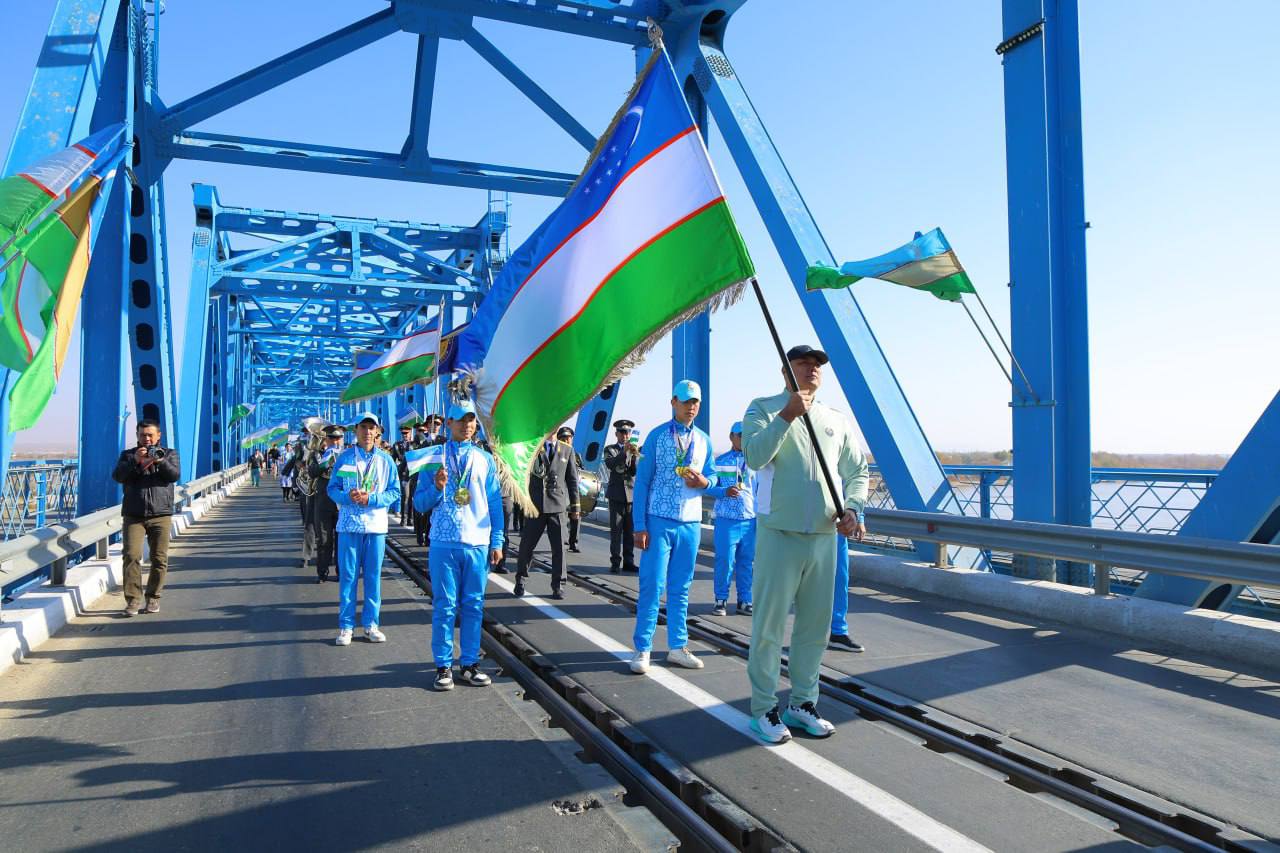 В ЧЕСТЬ 18 НОЯБРЯ — ДНЯ ПРИНЯТИЯ ГОСУДАРСТВЕННОГО ФЛАГА РЕСПУБЛИКИ УЗБЕКИСТАН, УЧАСТНИКИ ФЛАГОВОЙ ЭСТАФЕТЫ, СТАРТОВАВШЕЙ В МУЙНАКЕ, ДОБРАЛИСЬ ДО МОСТА ЧЕРЕЗ АМУДАРЬЮ ПОД ДЕВИЗОМ «ОДНА РОДИНА, ОДИН НАРОД, ОДИН ФЛАГ!»
