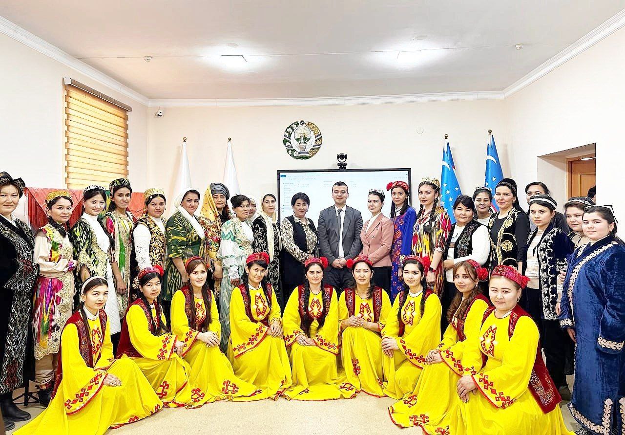 По инициативе кафедры истории и географии проведен открытый урок, посвященный примерам национальной культуры Каракалпакии.