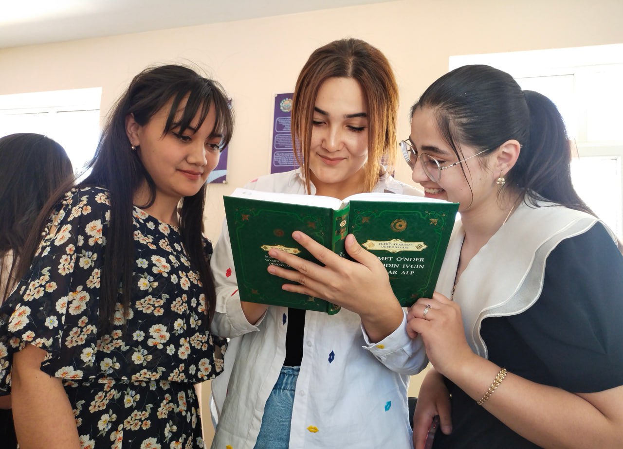 urspi.uz;OLIY TA’LIM FAN VA INNOVATSIYALAR VAZIRLIGIDAN URGANCH DAVLAT PEDAGOGIKA INSTITUTIGA KITOBLAR TAQDIM QILINDI