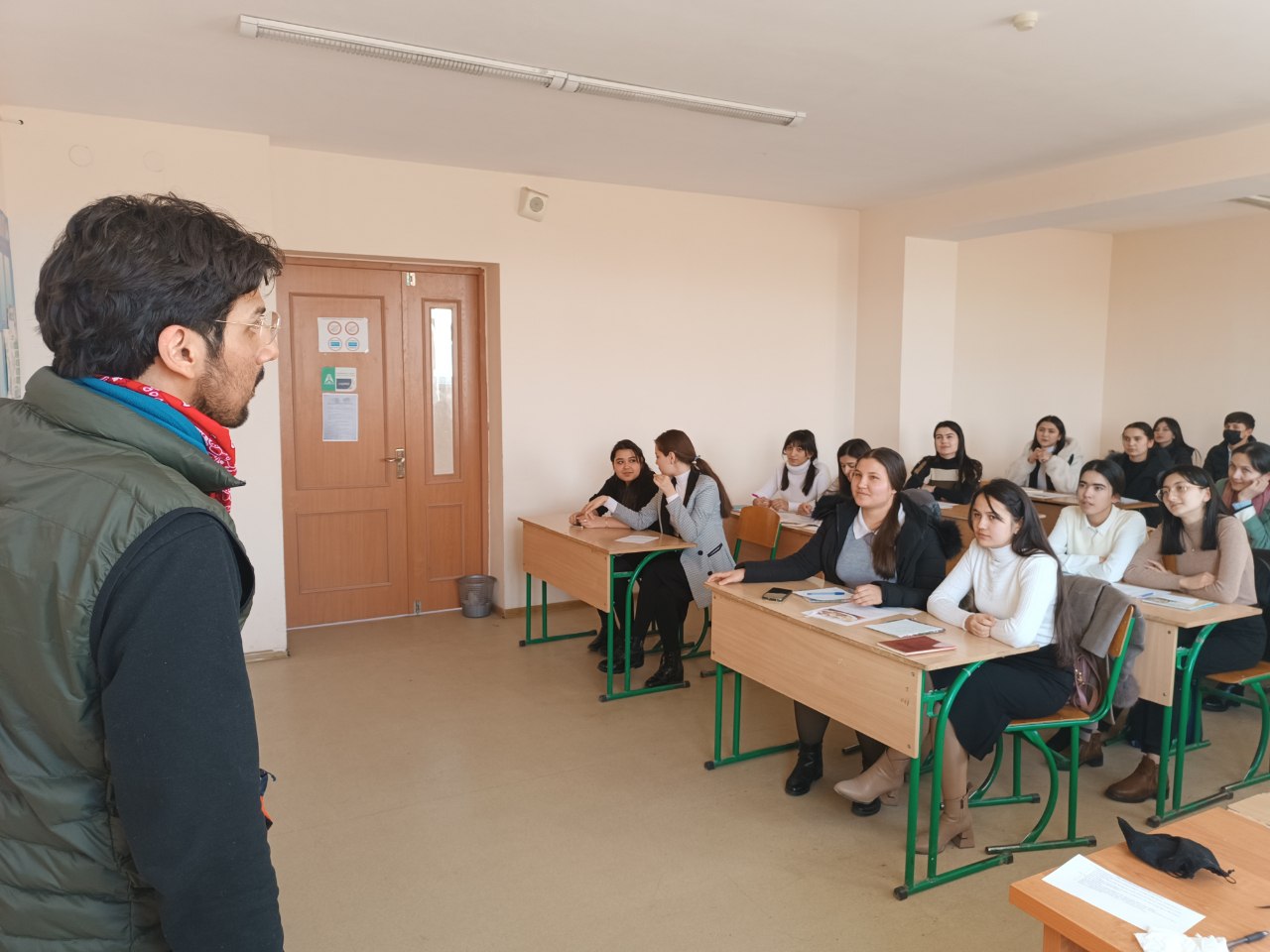 urspi.uz;O‘zbekistondagi Amerika elchixonasi tomonidan tashkillashtirilgan Ingliz tilini o‘qitish uyushmasi volontyor a’zosi Alberto  Balam Navarro-Medina  tomonidan Urganch davlat pedagogika institutida mahorat darsi olib bordi